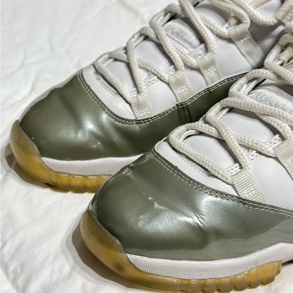 Size 10.5 Air Jordan 11 Retro Low Cement Grey - Picture 4 of 12